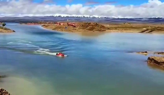 雨能遙控船在青?？煽晌骼餆o人區(qū)測流